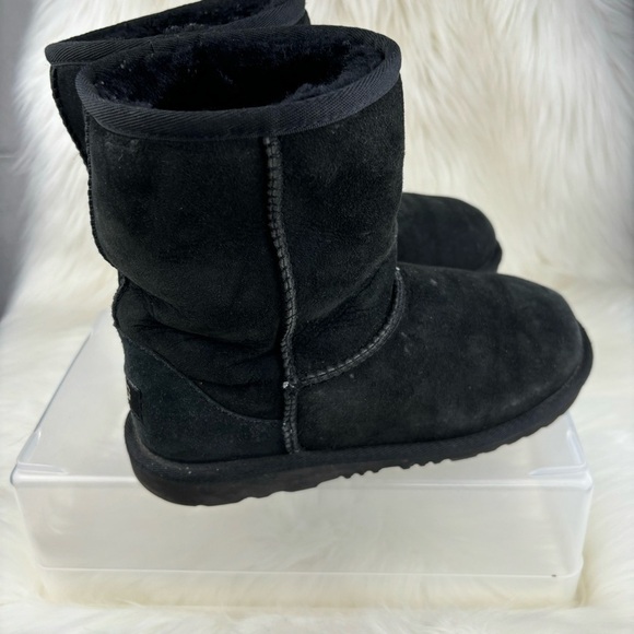 UGG WINTER BOOTS SIZE 4 KIDS - Picture 1 of 9
